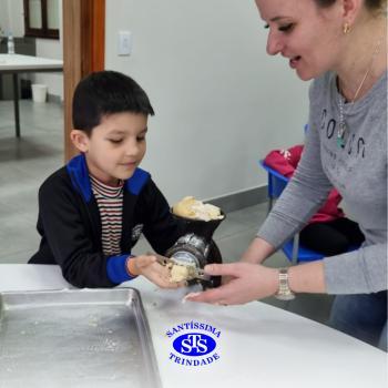 Alunos fazem bolachas para presentear os avós | Infantil 5 