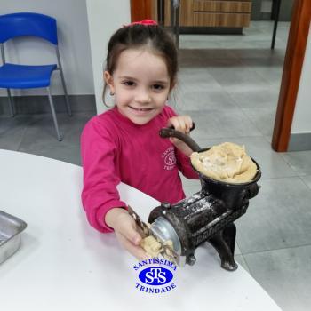 Alunos fazem bolachas para presentear os avós | Infantil 5 