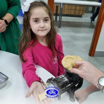 Alunos fazem bolachas para presentear os avós | Infantil 5 