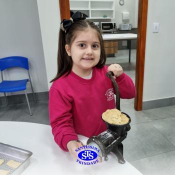 Alunos fazem bolachas para presentear os avós | Infantil 5 