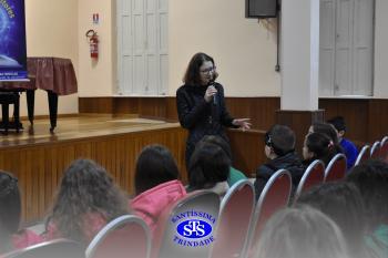 Alunos participam do Projeto Autor Presente com a escritora Leonir Batista | 3º ano