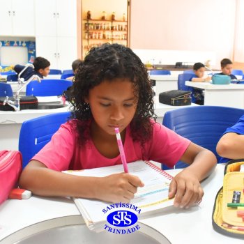 Estudantes do 3º ano fazem prática sobre solos no Laboratório de Ciências