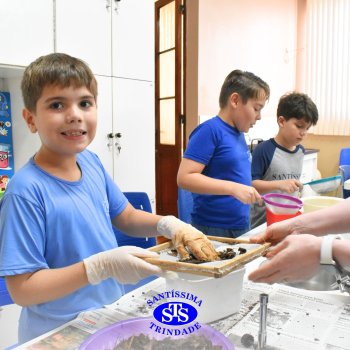 Estudantes do 3º ano fazem prática sobre solos no Laboratório de Ciências