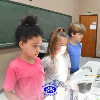 Estudantes do 3º ano fazem prática sobre solos no Laboratório de Ciências