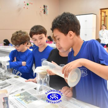 Estudantes do 3º ano fazem prática sobre solos no Laboratório de Ciências