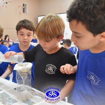 Estudantes do 3º ano fazem prática sobre solos no Laboratório de Ciências