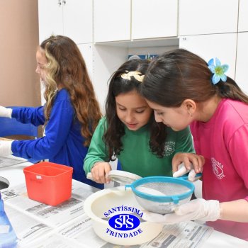 Estudantes do 3º ano fazem prática sobre solos no Laboratório de Ciências