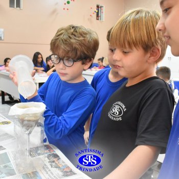 Estudantes do 3º ano fazem prática sobre solos no Laboratório de Ciências