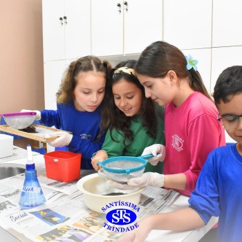 Estudantes do 3º ano fazem prática sobre solos no Laboratório de Ciências