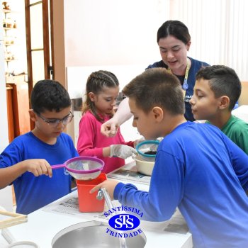 Estudantes do 3º ano fazem prática sobre solos no Laboratório de Ciências