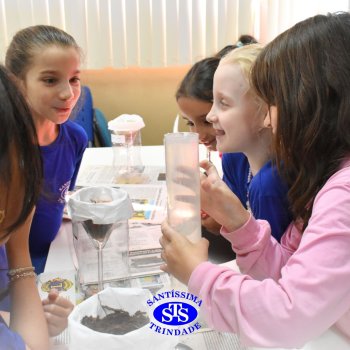 Estudantes do 3º ano fazem prática sobre solos no Laboratório de Ciências