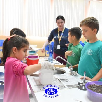 Estudantes do 3º ano fazem prática sobre solos no Laboratório de Ciências