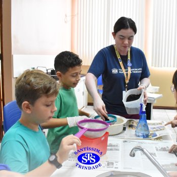 Estudantes do 3º ano fazem prática sobre solos no Laboratório de Ciências