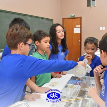 Estudantes do 3º ano fazem prática sobre solos no Laboratório de Ciências