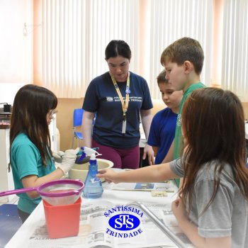 Estudantes do 3º ano fazem prática sobre solos no Laboratório de Ciências