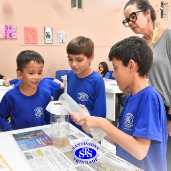 Estudantes do 3º ano fazem prática sobre solos no Laboratório de Ciências