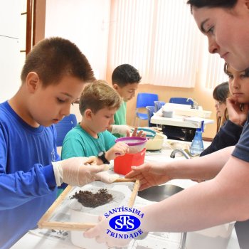 Estudantes do 3º ano fazem prática sobre solos no Laboratório de Ciências