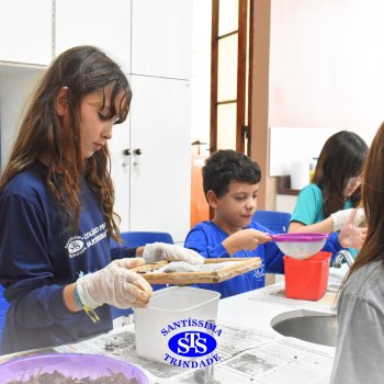 Estudantes do 3º ano fazem prática sobre solos no Laboratório de Ciências