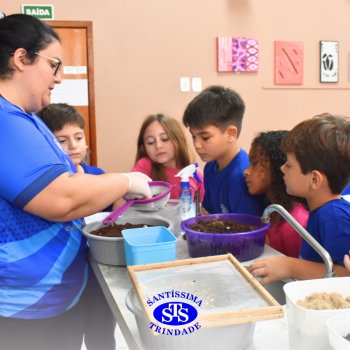 Estudantes do 3º ano fazem prática sobre solos no Laboratório de Ciências
