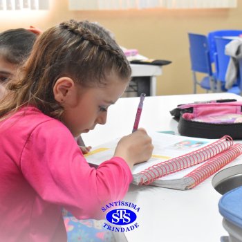 Estudantes do 3º ano fazem prática sobre solos no Laboratório de Ciências