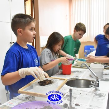 Estudantes do 3º ano fazem prática sobre solos no Laboratório de Ciências