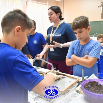 Estudantes do 3º ano fazem prática sobre solos no Laboratório de Ciências