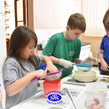 Estudantes do 3º ano fazem prática sobre solos no Laboratório de Ciências