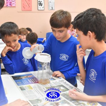 Estudantes do 3º ano fazem prática sobre solos no Laboratório de Ciências