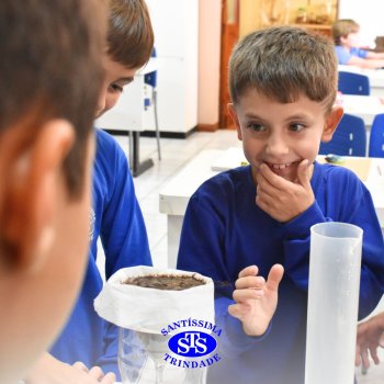 Estudantes do 3º ano fazem prática sobre solos no Laboratório de Ciências