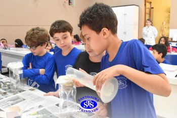 Estudantes do 3º ano fazem prática sobre solos no Laboratório de Ciências