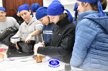 Alunos da 2ª série fazem pratos típicos da culinária estadunidense 