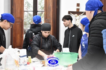 Alunos da 2ª série fazem pratos típicos da culinária estadunidense 