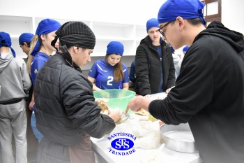 Alunos da 2ª série fazem pratos típicos da culinária estadunidense 