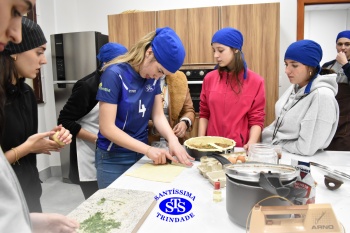 Alunos da 2ª série fazem pratos típicos da culinária estadunidense 