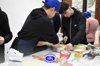 Alunos da 2ª série fazem pratos típicos da culinária estadunidense 