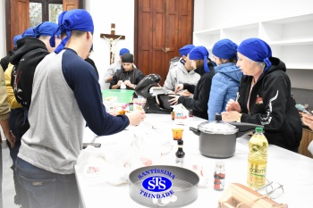Alunos da 2ª série fazem pratos típicos da culinária estadunidense 