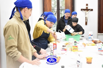 Alunos da 2ª série fazem pratos típicos da culinária estadunidense 