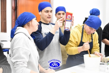 Alunos da 2ª série fazem pratos típicos da culinária estadunidense 