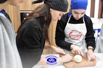 Alunos da 2ª série fazem pratos típicos da culinária estadunidense 