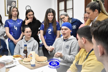 Alunos da 2ª série fazem pratos típicos da culinária estadunidense 