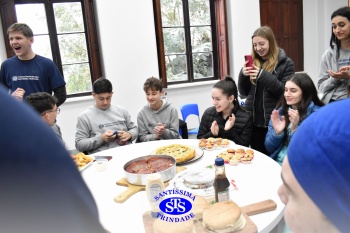 Alunos da 2ª série fazem pratos típicos da culinária estadunidense 