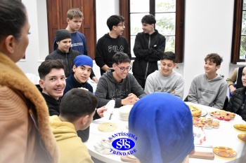 Alunos da 2ª série fazem pratos típicos da culinária estadunidense 