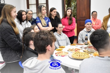 Alunos da 2ª série fazem pratos típicos da culinária estadunidense 