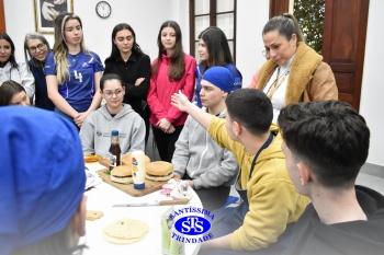 Alunos da 2ª série fazem pratos típicos da culinária estadunidense 