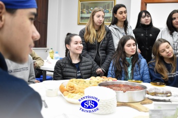 Alunos da 2ª série fazem pratos típicos da culinária estadunidense 