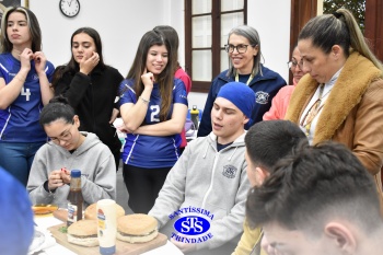Alunos da 2ª série fazem pratos típicos da culinária estadunidense 
