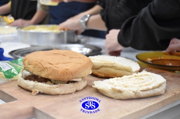 Alunos da 2ª série fazem pratos típicos da culinária estadunidense 