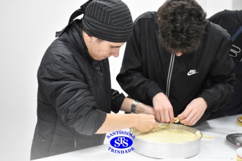 Alunos da 2ª série fazem pratos típicos da culinária estadunidense 