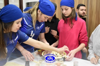 Alunos da 2ª série fazem pratos típicos da culinária estadunidense 