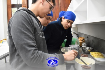 Alunos da 2ª série fazem pratos típicos da culinária estadunidense 